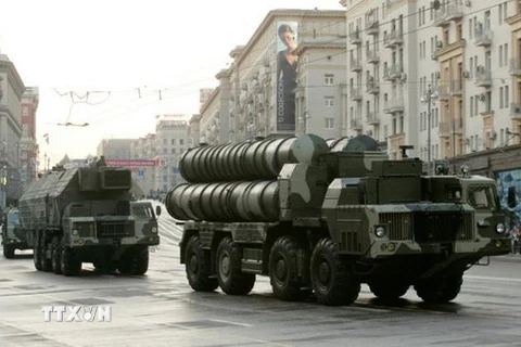 Hệ thống phòng thủ tên lửa S-300 của Nga tại lễ tổng duyệt duyệt binh ở thủ đô Moskva. (Nguồn: Reuters/TTXVN)