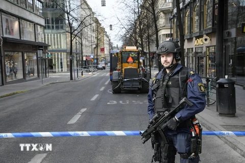 Cảnh sát gác gần hiện trường vụ tấn công bằng xe tải ở Stockholm, Thụy Điển, ngày 8/4. (Nguồn: EPA/TTXVN)