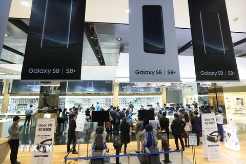 Điện thoại Galaxy S8 và S8 Plus trưng bày tại trụ sở của Samsung ở Seoul ngày 19/4. (Nguồn: EPA/TTXVN)