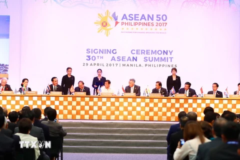 Thủ tướng Nguyễn Xuân Phúc và các Trưởng đoàn tham dự Lễ ký kết các văn kiện. (Ảnh: Thống Nhất/TTXVN)