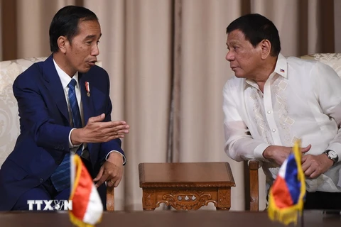 Tổng thống Philippines Rodrigo Duterte (phải) và Tổng thống Indonesia Joko Widodo (trái) tại cuộc gặp ở Manila. (Nguồn: AFP/TTXVN)