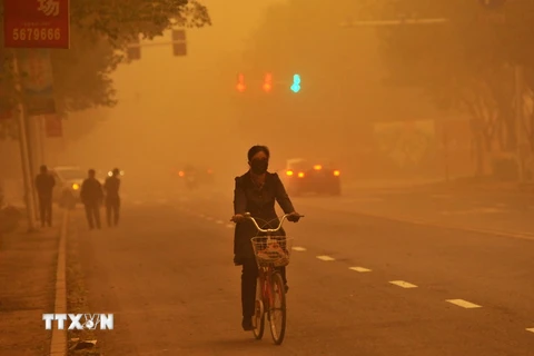 Cát bụi mù mịt trên đường phố ở Trung Quốc trong một trận bão cát. (Nguồn: THX/TTXVN)