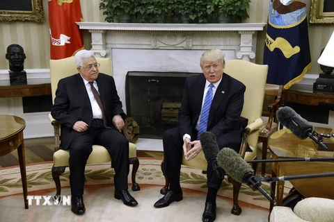 Tổng thống Mỹ Donald Trump (phải) và người đồng cấp Palestine Mahmoud Abbas. (Nguồn: EPA/TTXVN)