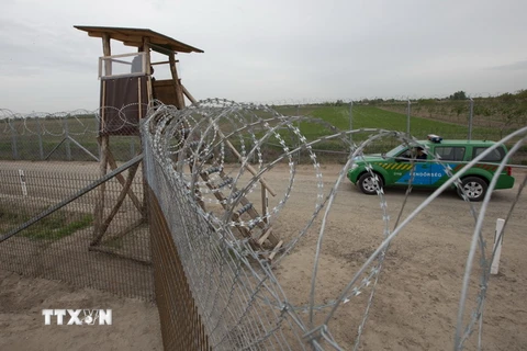 Hàng rào 'thông minh' ngăn người di cư tại biên giới với Serbia ngày 28/4. (Nguồn: THX/TTXVN)