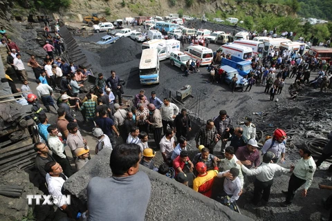 Lực lượng cứu hộ làm nhiệm vụ tại hiện trường vụ nổ mỏ than ở Azadshahr ngày 3/5. (Nguồn: EPA/TTXVN)