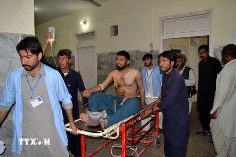 Chuyển binh sỹ Pakistan bị thương trong vụ đấu súng tới bệnh viện ở Quetta ngày 5/5. (Nguồn: THX/TTXVN)