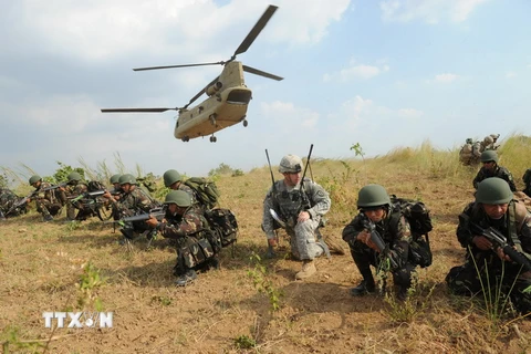 Binh sỹ Philippines và Mỹ trong một cuộc tập trận ở Fort Magsaysay, tỉnh Nueva Ecija, phía Bắc thủ đô Manila.. (Nguồn: AFP/TTXVN)