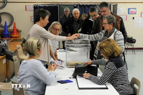 Cử tri Pháp bỏ phiếu tại một địa điểm bầu cử ở Quimper, miền Tây nước Pháp ngày 7/5. (Nguồn: AFP/TTXVN)