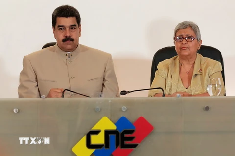 Tổng thống Venezuela Nicolas Maduro (trái) và Chủ tịch CNE Tibisay Lucena (phải) tại buổi ra thông báo triệu tập cơ quan sửa đổi Hiến pháp ở Caracas ngày 3/5. (Nguồn: EPA/TTXVN)