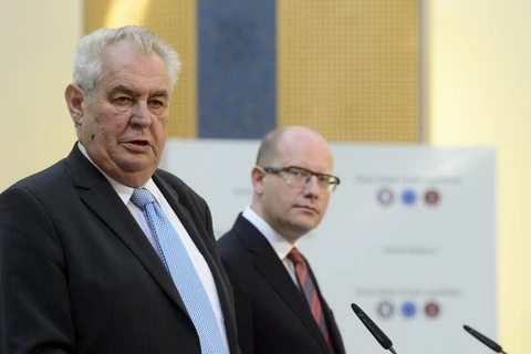 Tổng thống Milos Zeman ​và Thủ tướng Bohuslav Sobotka. (Nguồn: zpravy.aktualne.cz)