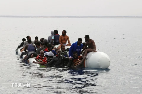 Người di cư chờ được cứu ở ngoài khơi bờ biển thuộc thị trấn Zawiyah (Libya) ngày 20/3. (Nguồn: AFP/TTXVN)
