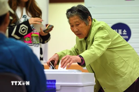 Cử tri Hàn Quốc bỏ phiếu tại một địa điểm bầu cử ở thủ đô Seoul. (Nguồn: AFP/TTXVN)