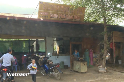 Quán cơm của một gia đình người Việt trên đất Lào. (Ảnh: Thanh Nga/Vietnam+)