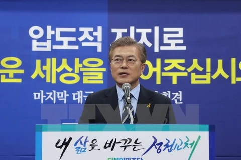 Ứng cử viên Moon Jae-In tại cuộc họp báo ở Seoul. (Nguồn: EPA/TTXVN) 