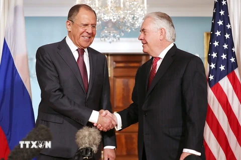 Ngoại trưởng Mỹ Rex Tillerson (phải) và Ngoại trưởng Nga Sergey Lavrov (trái) trong cuộc gặp tại Washington, DC, ngày 10/5. (Nguồn: AFP/TTXVN)