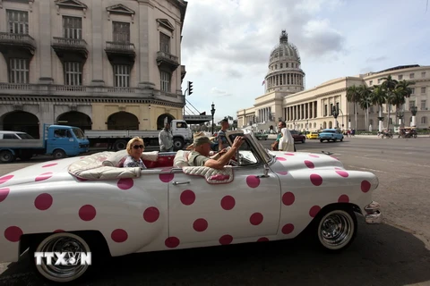 Khách du lịch thăm quan gần Capitol ở thủ đô La Habana, Cuba ngày 18/3. (Nguồn: EPA/TTXVN) 