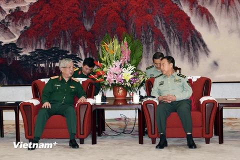 Thượng tướng Nguyễn Chí Vịnh, Ủy viên thường vụ Quân ủy Trung ương, Thứ trưởng Bộ Quốc phòng, đã có cuộc gặp Thượng tướng Phạm Trường Long, Ủy viên Bộ chính trị, Phó Chủ tịch Quân ủy Trung ương Trung Quốc. (Ảnh: Vietnam+)