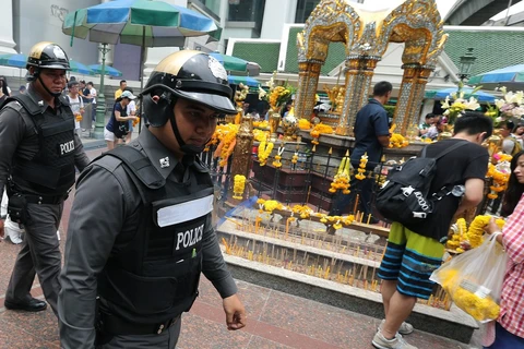 Cảnh sát Thái Lan đi tuần tra sau vụ nổ ở đền thờ Erawan. (Nguồn: EPA)