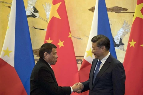 Chủ tịch Trung Quốc Tập Cận Bình (phải) và Tổng thống Philippines Rodrigo Duterte. (Nguồn: AP)