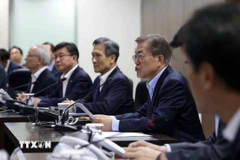 Tổng thống Hàn Quốc Moon Jae-in (thứ hai, phải) chủ trì cuộc họp Hội đồng An ninh quốc gia ở Seoul ngày 14/5. (Nguồn: Yonhap/TTXVN)