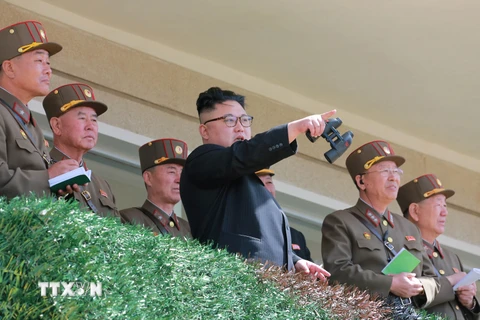 Nhà lãnh đạo Triều Tiên Kim Jong-un thị sát hoạt động của một đơn vị quân đội nước này. (Nguồn: Yonhap/TTXVN)