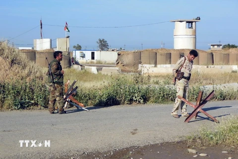 Lực lượng an ninh người Kurd điều tra tại hiện trường vụ tấn công ở Kirkuk. (Nguồn: THX/TTXVN)