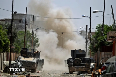 Lực lượng chống khủng bố Iraq trong chiến dịch truy quét IS tại khu vực phía Tây Mosul ngày 13/5. (Nguồn: AFP/TTXVN)