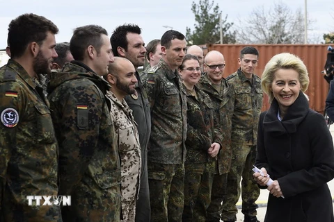 Bộ trưởng Quốc phòng Đức Ursula von der Leyen (phải) thăm các binh sỹ tại căn cứ không quân Incirlik ở Incirlik, Thổ Nhĩ Kỳ ngày 21/1/2016. (Nguồn: AFP/TTXVN)