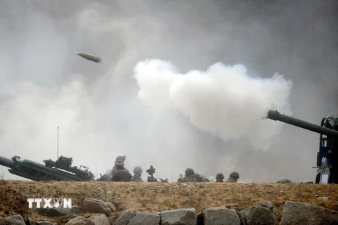 Binh sỹ Mỹ bắn pháo M777 155mm trong cuộc tập trận năm 2010. (Nguồn: AFP/TTXVN)