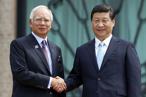 Thủ tướng Malaysia Najib Razak (trái) và Chủ tịch Trung Quốc Tập Cận Bình. (Nguồn: asiancorrespondent.com)