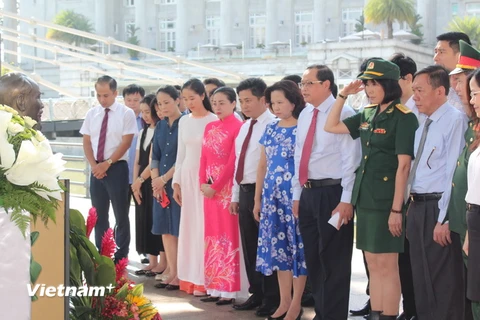 Đại sứ Việt Nam tại Singapore Nguyễn Tiến Minh cùng các cán bộ Đại sứ quán và đại diện cộng đồng người Việt Nam ở Singapore tại lễ dâng hoa. (Ảnh: Mỹ Bình/Vietnam+)