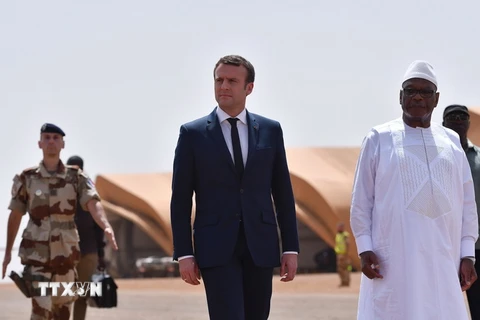 Tổng thống Mali Ibrahim Boubacar Keita (thứ 2, bên phải) và Tân Tổng thống Pháp Emmanuel Macron (giữa) thị sát chiến dịch chống khủng bố Barkhane của Pháp triển khai ở vùng Sahel, Gao ngày 19/5. (Nguồn: AFP/TTXVN)