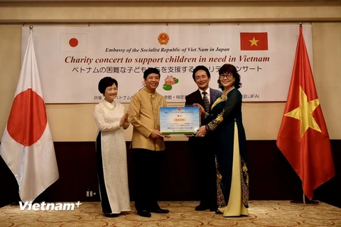 Đại sứ Nguyễn Quốc Cường và phu nhân trao số tiền 600.000 yen cho JIFA để hỗ trợ trẻ em nghèo tại Hà Tĩnh. (Ảnh: Gia Quân/Vietnam+)