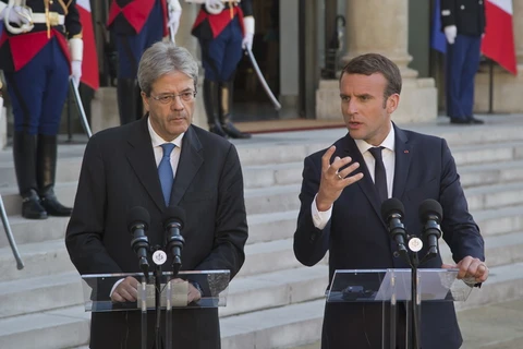 Tổng thống Pháp Emmanuel Macron (phải) đã có cuộc hội đàm với Thủ tướng Italy Paolo Gentiloni. (Nguồn: Taiwan News) 