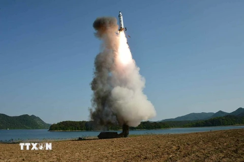 Tên lửa đạn đạo tầm trung mới Pukguksong-2 của Triều Tiên được phóng thử từ vùng Pukchang tại một tỉnh miền Tây Triều Tiên ngày 21/5. (Nguồn: Yonhap/TTXVN)