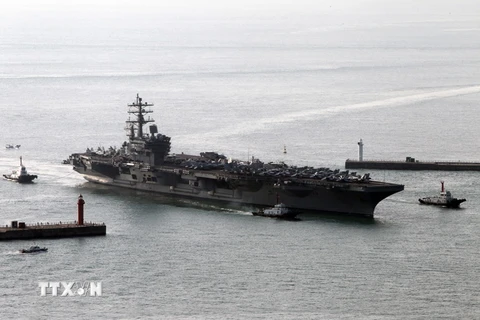 Tàu sân bay USS Ronald Reagan của Mỹ cập cảng ngoài khơi phía Đông Nam thành phố Busan, Hàn Quốc. (Nguồn: EPA/TTXVN)