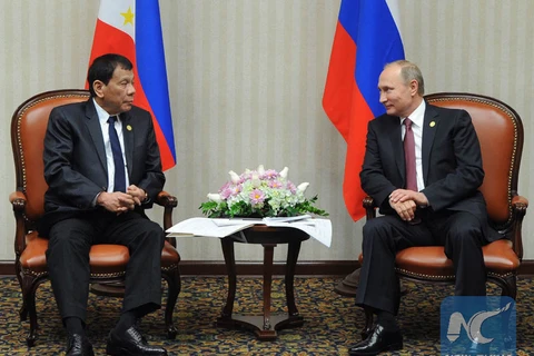 Tổng thống Nga Putin (phải) và Tổng thống Philippines Duterte trong một cuộc gặp. (Nguồn: xinhuanet.com)