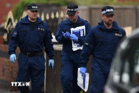 Cảnh sát Anh điều tra truy tìm các đối tượng liên quan tới vụ tấn công khủng bố ở Manchester. (Nguồn: AFP/TTXVN)