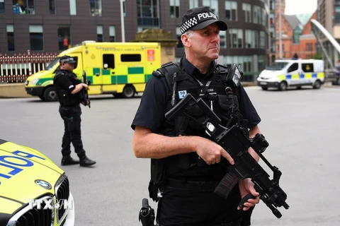 Cảnh sát vũ trang Anh tuần tra tại Manchester, Anh 24/5. (Nguồn: EPA/TTXVN)