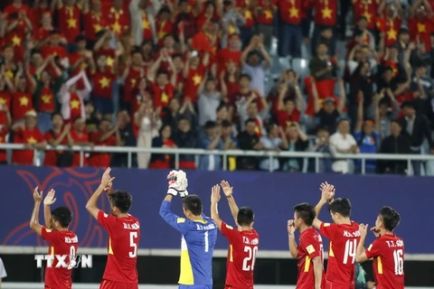Các cầu thủ U20 Việt Nam đáp lại sự nhiệt tình của các cổ động viên đã cổ vũ đội trong suốt 90 phút thi đấu với U20 New Zealand. (Ảnh: Minh Tiến/TTXVN)