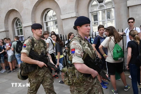 Binh sỹ Anh tuần tra sau vụ tấn công khủng bố. (Nguồn: AFP/TTXVN)