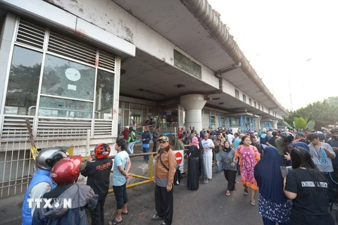 Người dân tập trung tại hiện trường vụ nổ trạm xe buýt ở Jakarta, Indonesia ngày 25/5. (Nguồn: AFP/TTXVN)