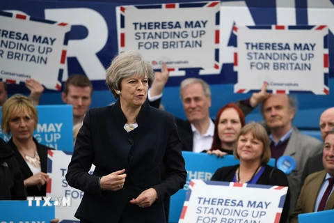 Thủ tướng Anh Theresa May gặp những người ủng hộ trong chiến dịch tranh cử ở Newcastle ngày 12/5. (Nguồn: AFP/TTXVN)