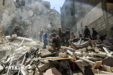 Cảnh đổ nát sau các cuộc không kích tại Ghouta ngoại ô phía Đông thủ đô Damascus ngày 4/4. (Nguồn: AFP/TTXVN)