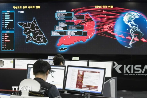 Nhân viên Cơ quan An ninh và Internet Hàn Quốc điều tra và ngăn chặn các vụ tấn công mạng ở Seoul ngày 15/5. (Nguồn: AFP/TTXVN)
