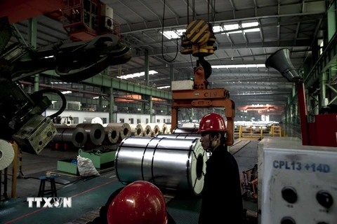 Sản xuất thép tại một nhà máy ở Đường Sơn, Hà Bắc (Trung Quốc) ngày 12/5/2016. (Nguồn: AFP/TTXVN) 