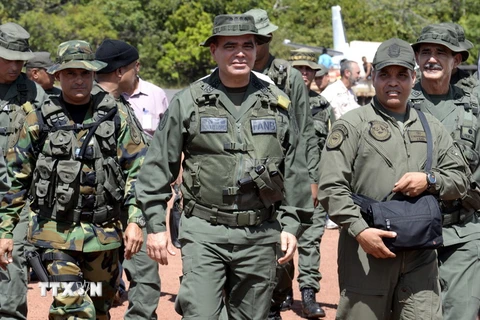 Bộ trưởng Quốc phòng Venezuela Vladimir Padrino Lopez (giữa, hàng đầu). (Nguồn: AFP/TTXVN)