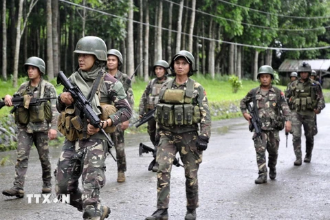 Binh sỹ Philippines trong chiến dịch truy quét phiến quân ở thành phố Marawi thuộc đảo Mindanao ngày 24/5. (Nguồn: EPA/TTXVN)