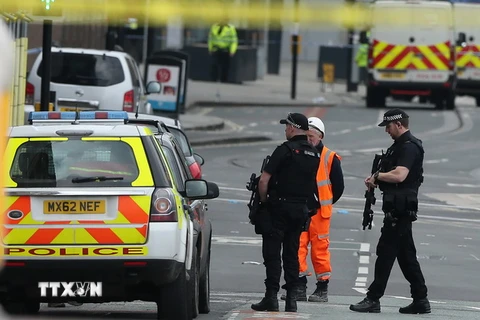 Cảnh sát có vũ trang Anh tuần tra tại khu vực Manchester Arena sau vụ tấn công ngày 23/5. (Nguồn: EPA/TTXVN)
