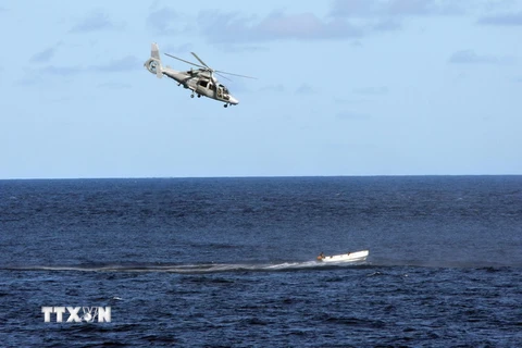 Trực thăng của Hải quân Pháp truy đuổi con tàu của các đối tượng bị tình nghi là cướp biển ngoài khơi Somalia ngày 3/5/2009. (Nguồn: AFP/TTXVN)